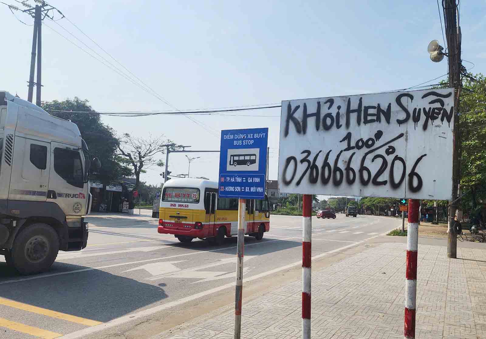 The traffic sign was deleted, turning into a medical advertisement. Photo: Duc Tuan.