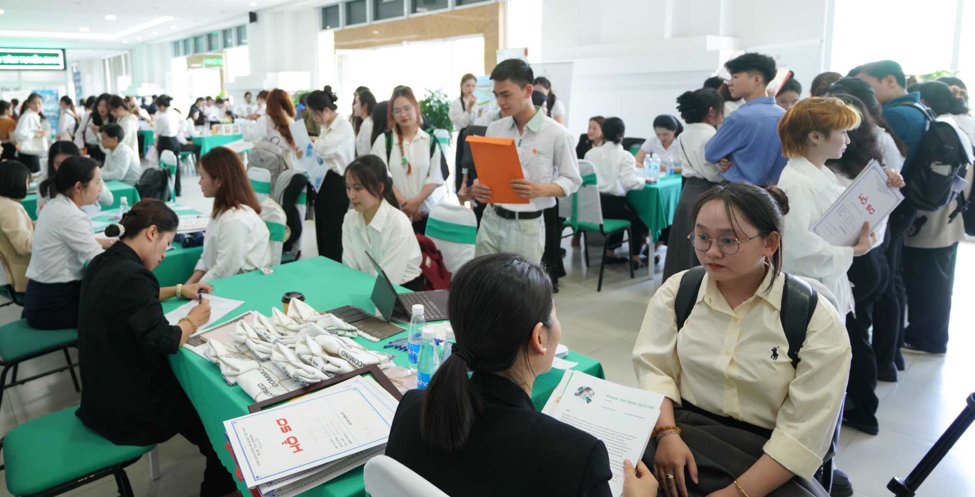 More than 5,000 recruitment interviews at the 2025 Dong A University Job Fair, Da Nang. Photo: Phuong Chi