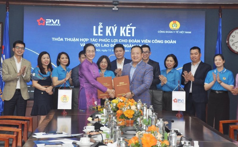 Leaders of the Vietnam Health Trade Union and PVI Insurance signed a cooperation agreement. Photo: Bao Han