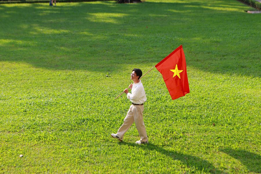 Mr. Phu Tuan (living in Go Vap District) took a photo with the national flag at the Independence Palace (District 1). Photo: Minh Tam