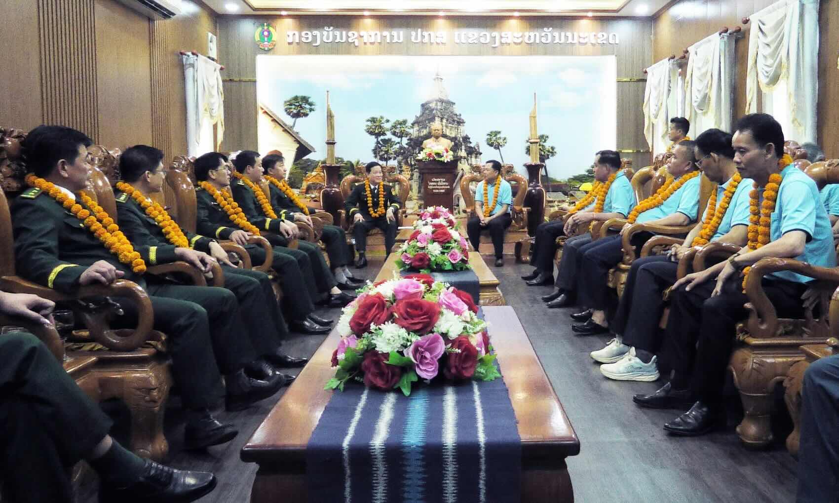 La Brigada de Cuang Binh visita y felicita el Tiempo de Bunpimay en Laos. Foto: Departamento de Salvamento de la ciudad
