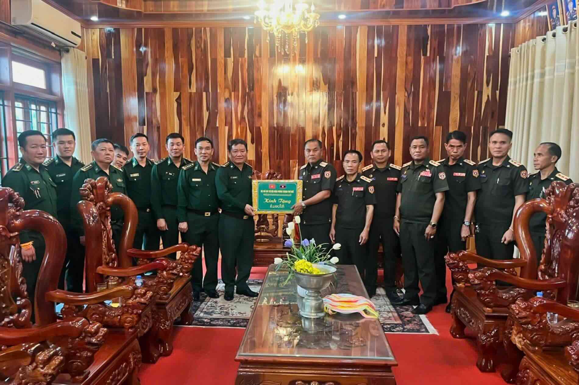 The working delegation of the Hue City Border Guard Command presented gifts and congratulated the New Year to the Military Command of Salavan Province, Laos. Photo: Vo Tien.