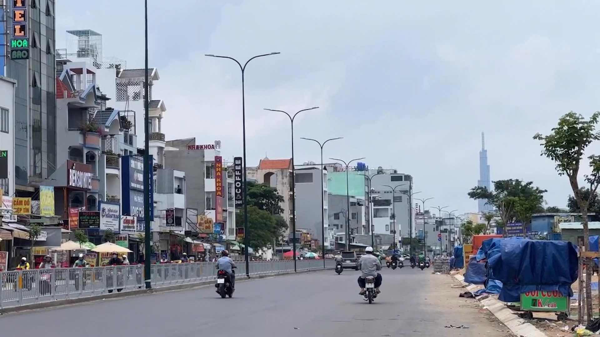 La carretera de seis carriles en HCMC tras la finalizacion de la mudanza de mas de 100 postes electricos