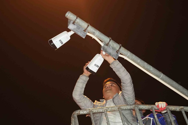 Authorities install cameras to issue fines in Hanoi. Photo: Huu Chanh