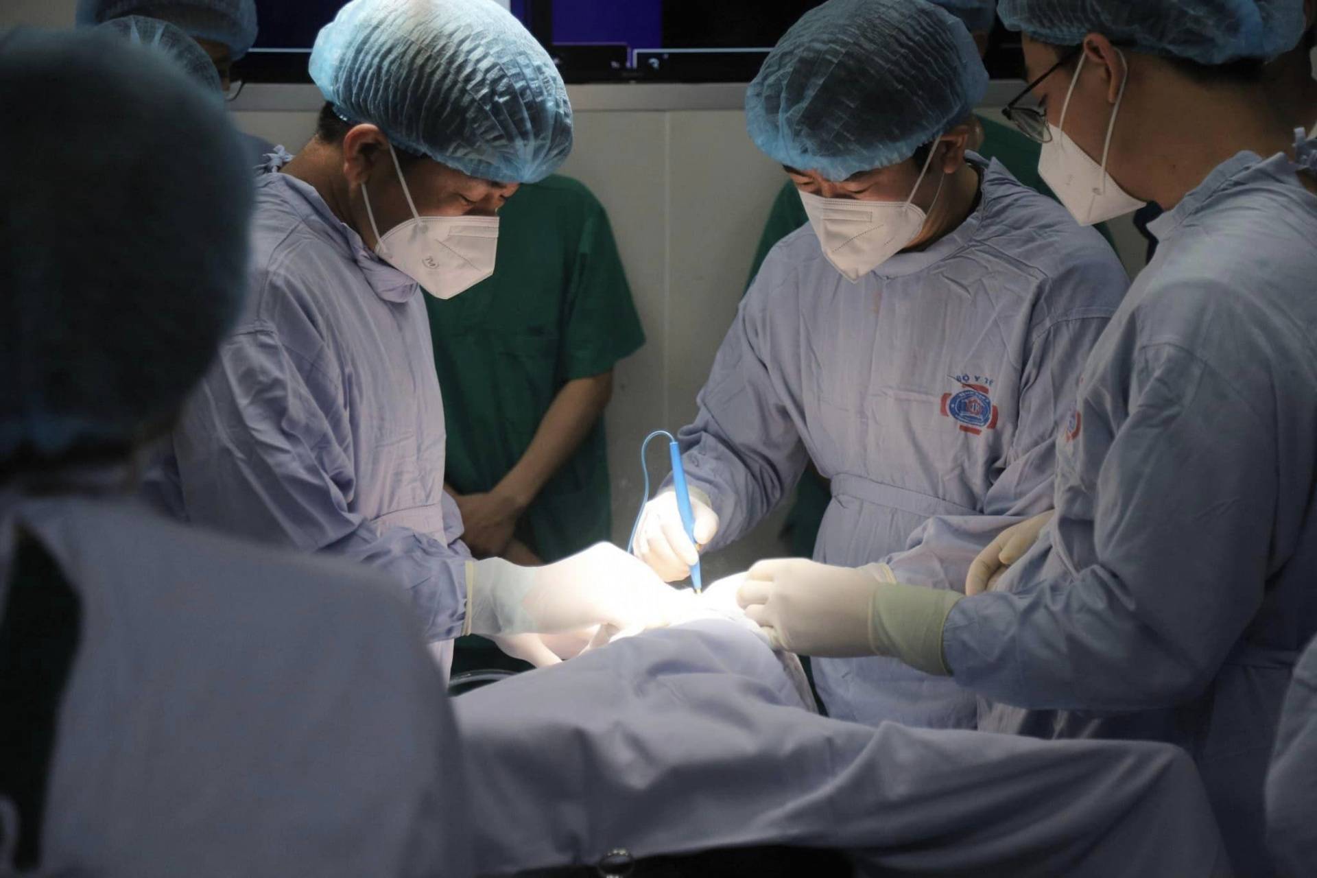 Doctors at K Hospital operate on a lung cancer case. Photo: Ha Tran