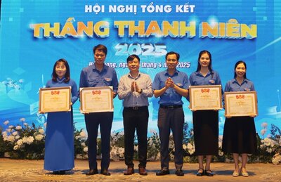 La direccion de la delegacion y la Comision de Evangelizacion y Poblacion de la Provincia premiaron a los delegados por su notable labor en la declaracion del "Mes de la Juventud" en 2025. Foto: Puerta de la ciudad de Haiyang