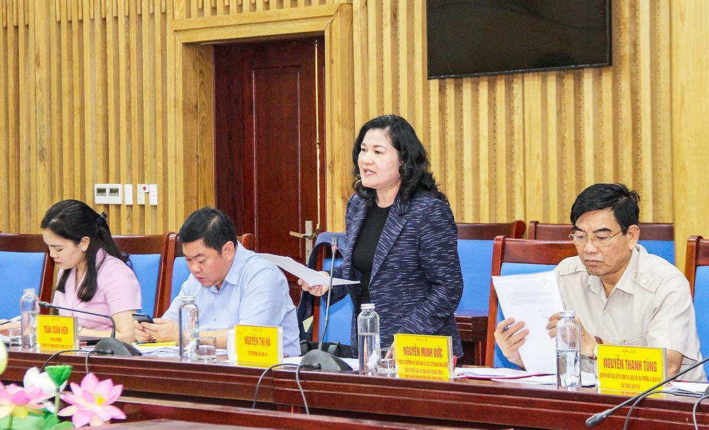 Deputy Minister of Home Affairs Nguyen Thi Ha highly appreciated the achievements of Nghe An province in government propaganda work. Photo: Mai Hoa