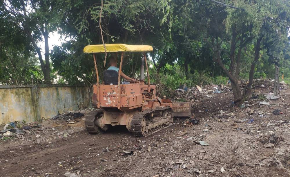 Bai dat trong tung la diem rac tu phat duoc chinh quyen va nguoi dan chung tay chinh trang lai. Anh: Minh Tam