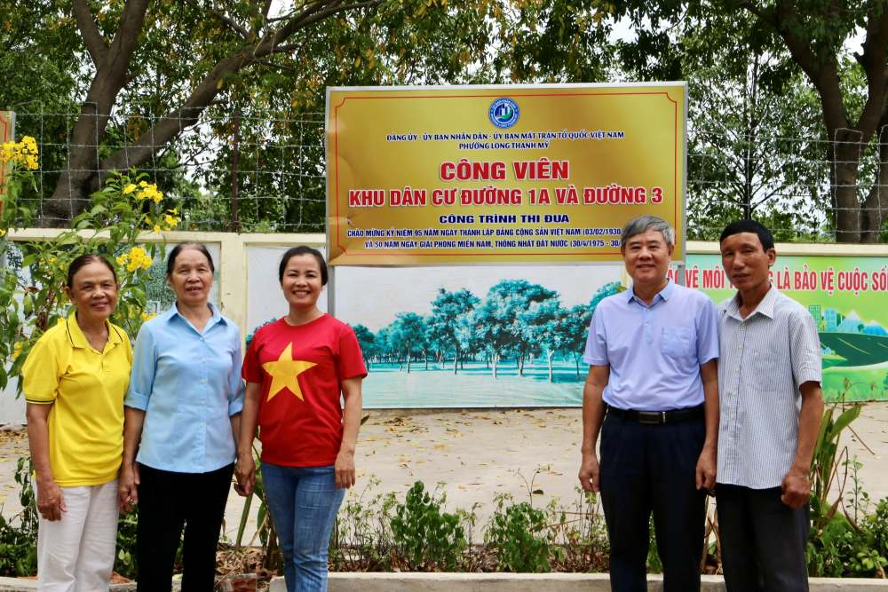 Cac can bo o Khu pho 2, phuong Long Thanh My chup anh luu niem thanh qua da hoan thanh. Anh: Minh Tam