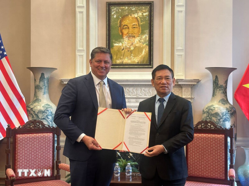 Member of the Party Central Committee, Deputy Prime Minister Ho Duc Phoc presented the decision to pilot the provision of satellite Internet services to SpaceX representative. Photo: Ngoc Quang/VNA