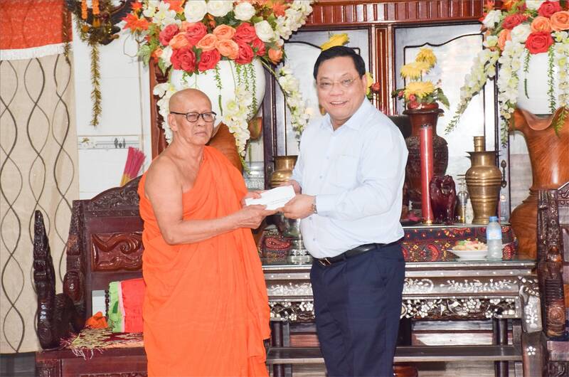Deputy Minister of Ethnic Minorities and Religions Nguyen Hai Trung presented gifts and wished a happy New Year 2025 to Venerable Huu Hinh and the Association of Patriotic Monks and Monks of Bac Lieu province. Photo: Ministry of Ethnic Minorities and Religions