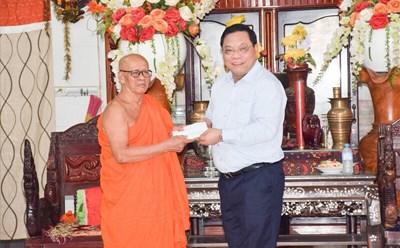 Deputy Minister of Ethnic Minorities and Religions Nguyen Hai Trung presented gifts and wished a happy New Year 2025 to Venerable Huu Hinh and the Association of Patriotic Monks and Monks of Bac Lieu province. Photo: Ministry of Ethnic Minorities and Religions