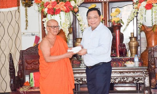Thứ trưởng Bộ Dân tộc và Tôn giáo Nguyễn Hải Trung trao quà, chúc mừng Tết Chôl Chnăm Thmây năm 2025 tới Hòa thượng Hữu Hinh và Hội Đoàn kết sư sãi yêu nước tỉnh Bạc Liêu. Ảnh: Bộ Dân tộc và Tôn giáo