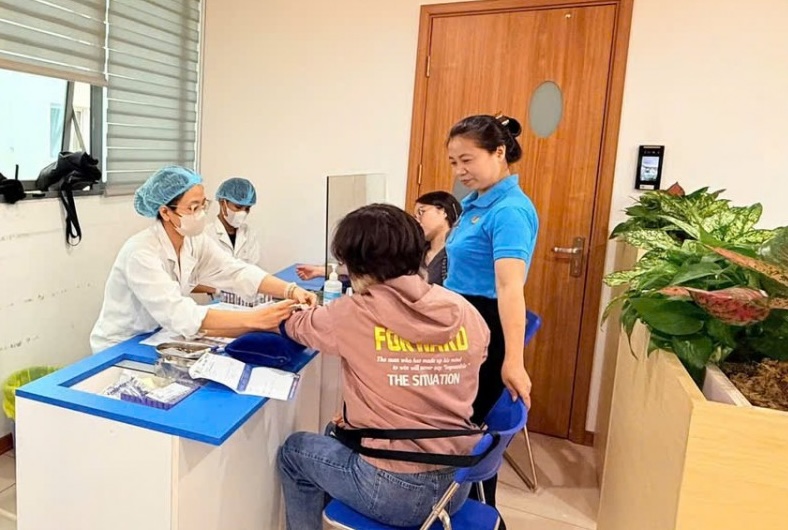 The Cau Giay District Labor Federation coordinated to organize free reproductive health check-ups and early cancer screening for union members and workers. Photo: Trade Union