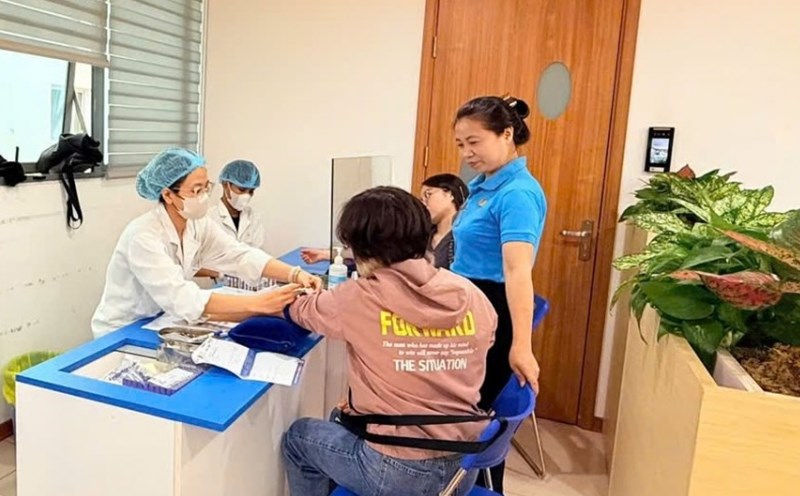 The Cau Giay District Labor Federation coordinated to organize free reproductive health check-ups and early cancer screening for union members and workers. Photo: Trade Union