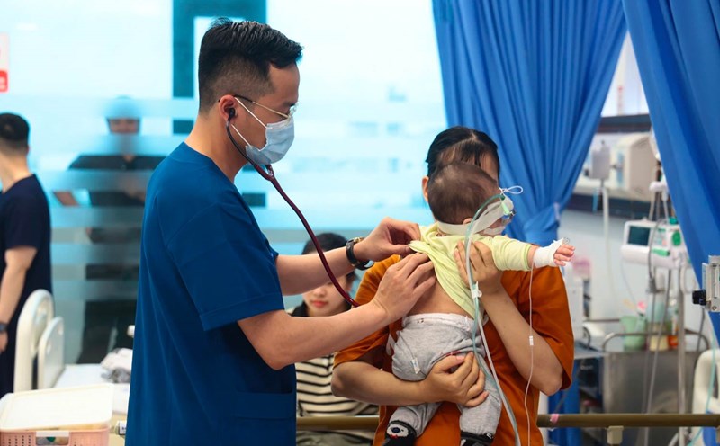 Without timely treatment, any subject is at risk of severe development when suffering from measles. Photo: Viet Anh