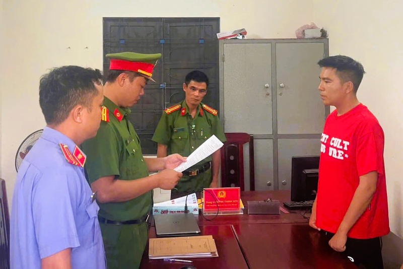 Quang Nam Police read the order to prosecute and temporarily detain Tiktoker Mai Van Duong. Photo: Provided by the police