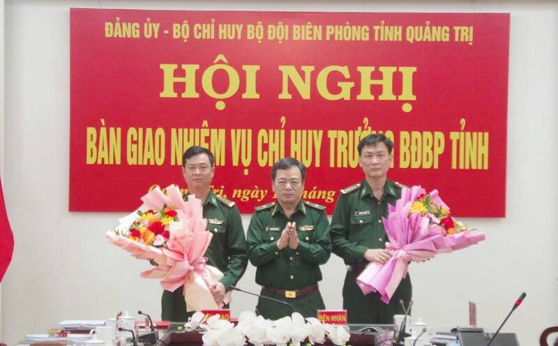 Major General Nguyen Van Thien - Deputy Commander of the Border Guard (Border Guard) - donated Colonel Le Van Phuong (left) and congratulated Colonel Nguyen Ba Duyet. Photo: VGP ”.
