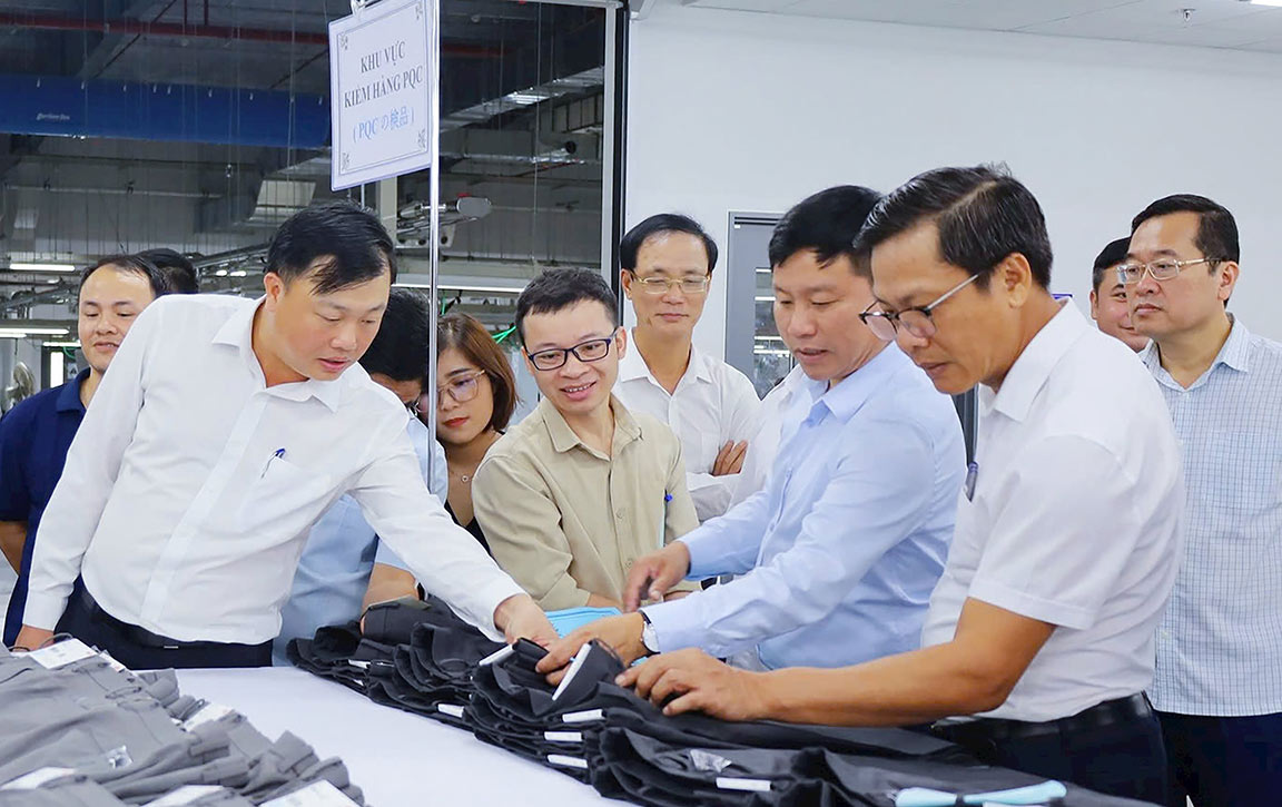 Lanh dao cac nganh cap tinh va huyen Hung Nguyen tham quan nha may may tai Khu cong nghiep VSIP. Anh: Dau Kieu Hoa