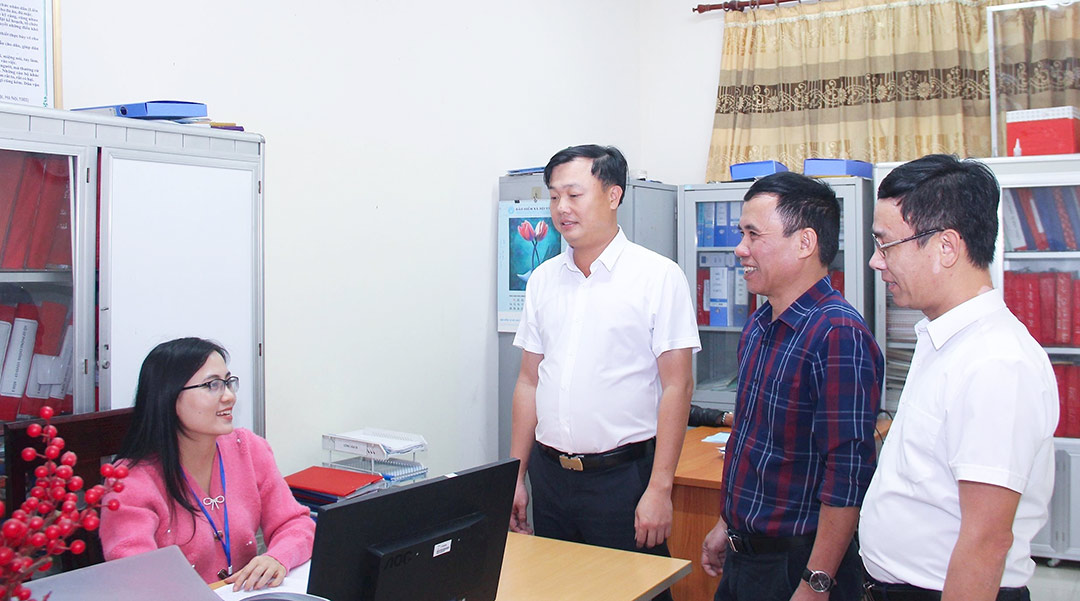 Lanh dao huyen Hung Nguyen trao doi, dong vien cong chuc xa Phuc Loi no luc hoan thanh tot nhiem vu sau sap nhap. Anh: Mai Hoa
