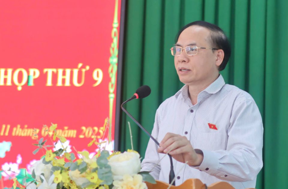 Vice Chairman of the National Assembly's Committee on Law and Justice Hoang Van Lien spoke at the meeting with voters in Moc Hoa district on the afternoon of April 11. Photo: Long An Portal
