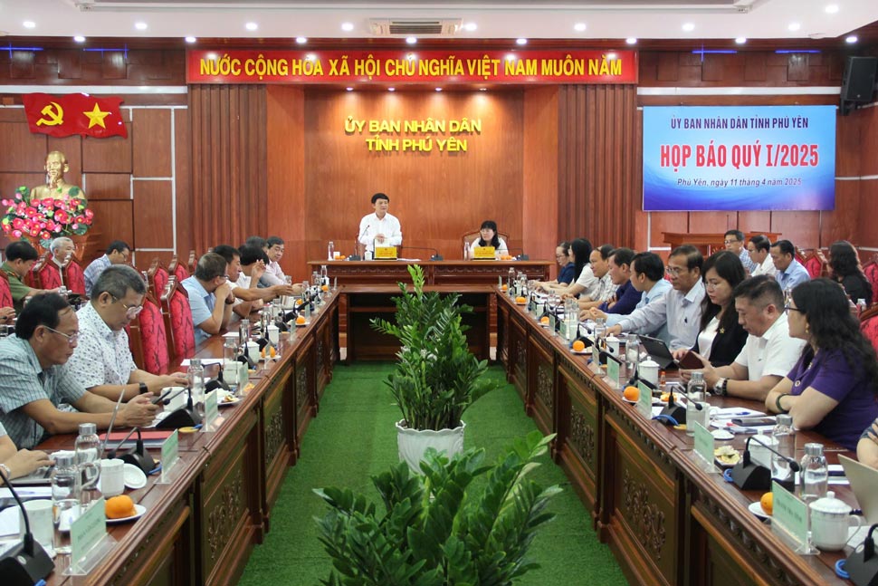 Phu Yen province held a press conference to inform about the socio-economic situation in the first quarter of 2025. Photo: Thi Ca