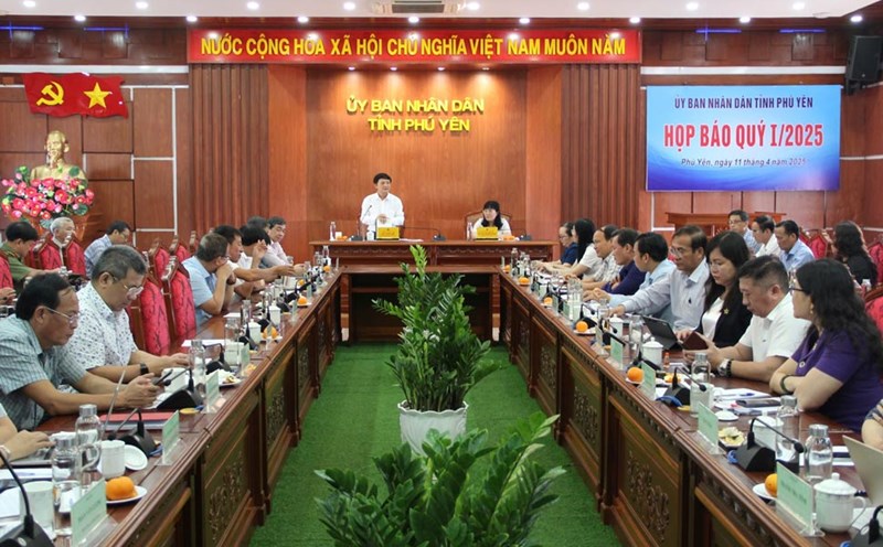 Phu Yen province held a press conference to inform about the socio-economic situation in the first quarter of 2025. Photo: Thi Ca