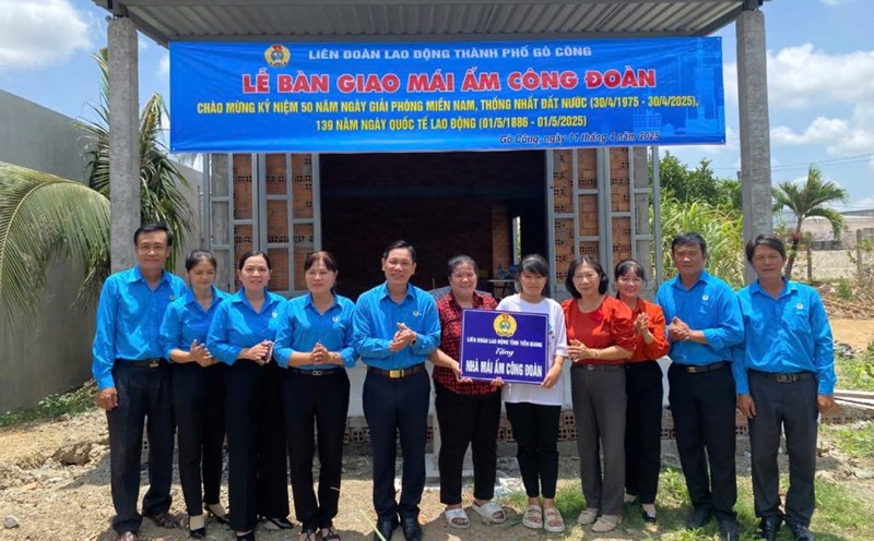 Chairman of the Tien Giang Provincial Federation of Labor Le Minh Hung handed over the "Union Shelter" to Ms. Nguyen Thi Thu's family. Photo: Nguyen Nga