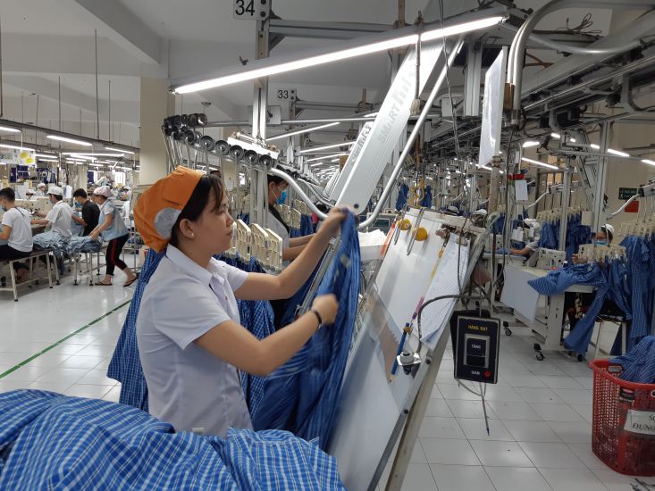 La empresa Vietnam Hung (especialista en exportacion de ropa) todavia necesita reclutar a unos 100 trabajadores con un ingreso promedio de aproximadamente 11,5 millones de dongos por persona por mes. Imagen de la pagina web de Nam Young