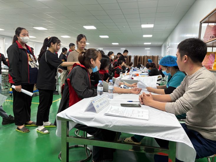 Workers of Comart Vietnam Co., Ltd. (Bac Giang) receive periodic health check-ups. Photo: Character provided