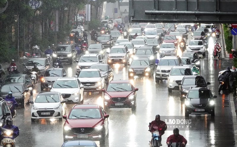 The weather forecast in Hanoi is to have scattered showers and thunderstorms from tomorrow afternoon, April 12. Photo: To The