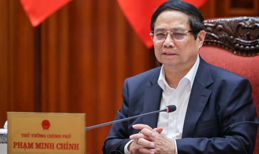 Ủy viên Bộ Chính trị, Thủ tướng Chính phủ Phạm Minh Chính yêu cầu cho phép sử dụng các giấy tờ tích hợp trên tài khoản định danh điện tử, không yêu cầu công dân phải xuất trình giấy tờ, phải sao y, công chứng. Ảnh: VGP