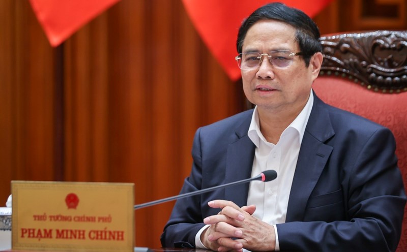 Politburo member and Prime Minister Pham Minh Chinh requested permission to use integrated documents on electronic identification accounts, without requiring citizens to present documents, medical records, or notarized documents. Photo: VGP