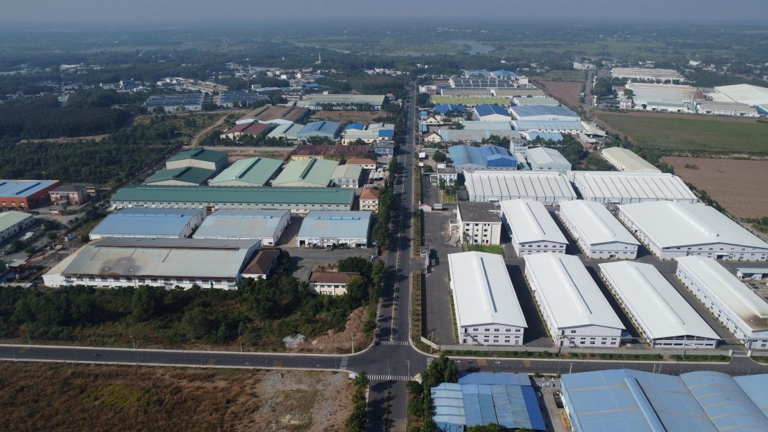 Enterprises constructing and trading industrial park infrastructure sign environmental protection regulations. Photo: Dinh Trong
