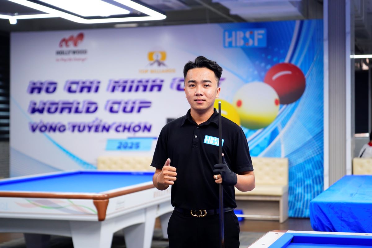Young player Nguyen Hoai Phong, 22 years old, won a ticket to the 3-cushion carom billiards World Cup in Ho Chi Minh City. Photo: Phong Le