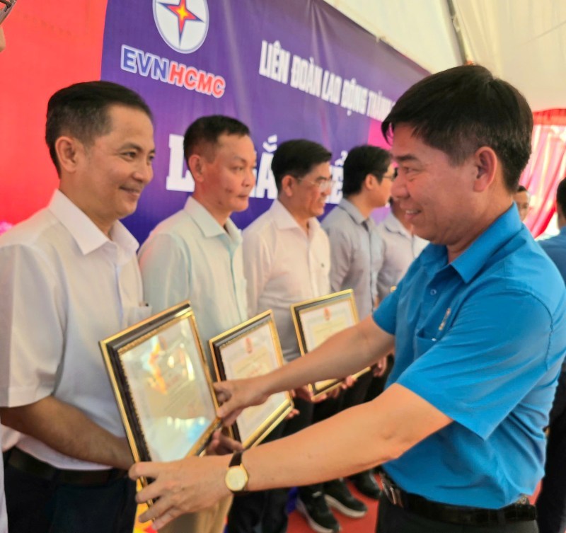 Mr. Pham Chi Tam - Vice President of the Ho Chi Minh City Labor Federation - presented Certificates of Merit of the Ho Chi Minh City Labor Federation to individuals with many achievements in project implementation. Photo: Nam Duong