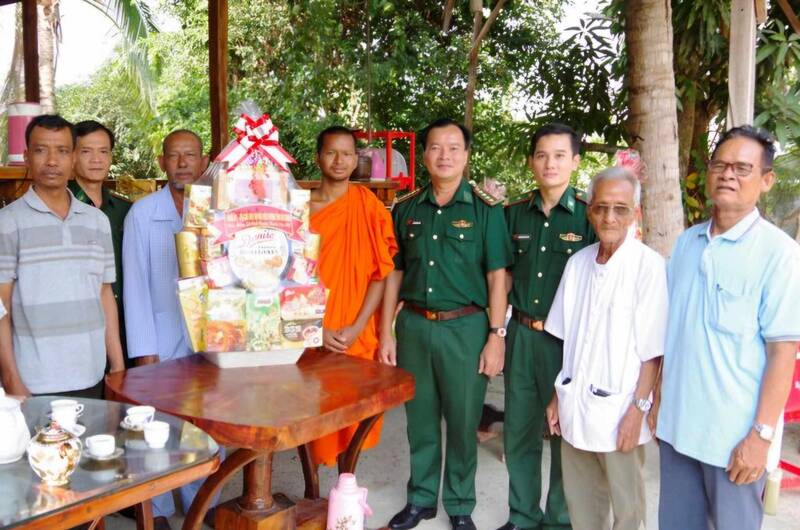 The working group of the An Giang Provincial Border Guard Command came to wish a happy New Year and give gifts at Moi Pagoda (Tinh Bien Ward) and Ta Ngao Pagoda (An Phu Ward) on the occasion of the traditional Chol Chnam Thmay Tet. Photo: An Giang Border Guard