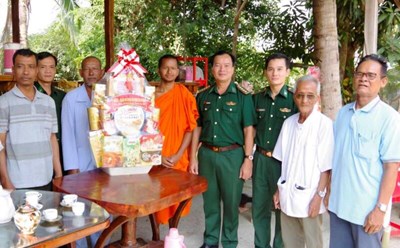 The working group of the An Giang Provincial Border Guard Command came to wish a happy New Year and give gifts at Moi Pagoda (Tinh Bien Ward) and Ta Ngao Pagoda (An Phu Ward) on the occasion of the traditional Chol Chnam Thmay Tet. Photo: An Giang Border Guard