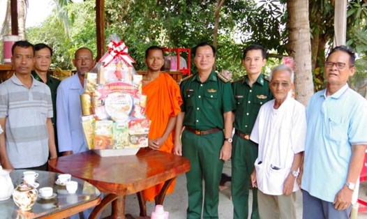 Đoàn công tác Bộ Chỉ huy Bộ đội Biên phòng tỉnh An Giang đến chúc Tết, tặng quà tại chùa Mới (phường Tịnh Biên) và chùa Tà Ngáo (phường An Phú) nhân dịp Tết cổ truyền Chol Chnam Thmay. Ảnh: Bộ đội Biên phòng An Giang