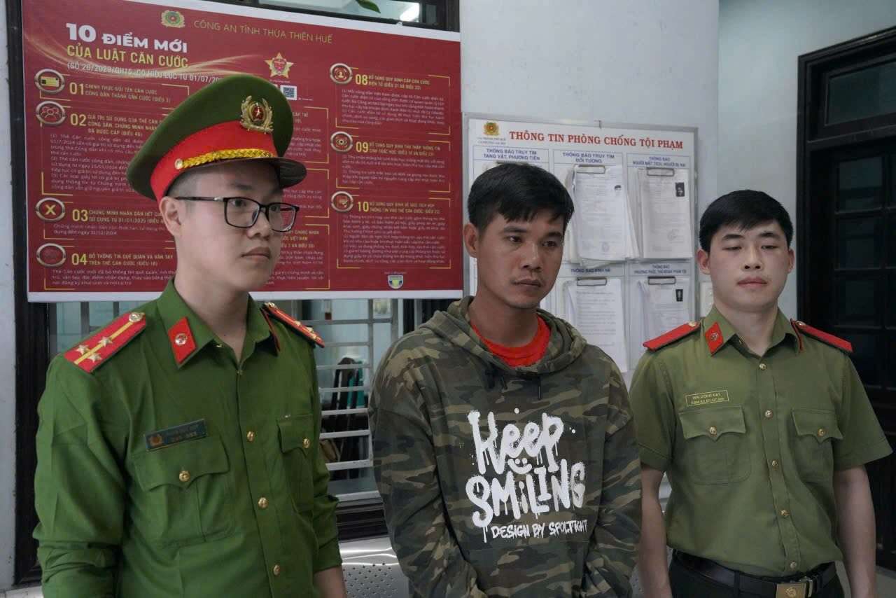 Công an khởi tố đối tượng Vại. Ảnh: Trần Hồng.