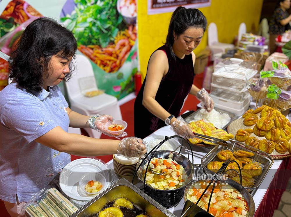 Dac san Ha Noi hap dan du khach thuong thuc.