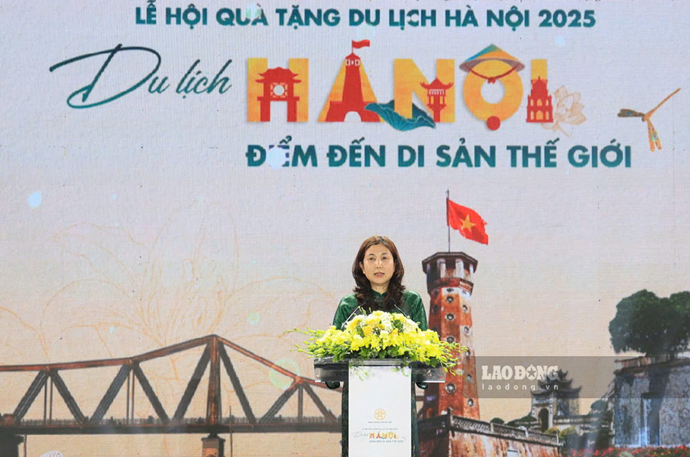 Giam doc So Du lich Ha Noi Dang Huong Giang phat bieu khai mac le hoi.