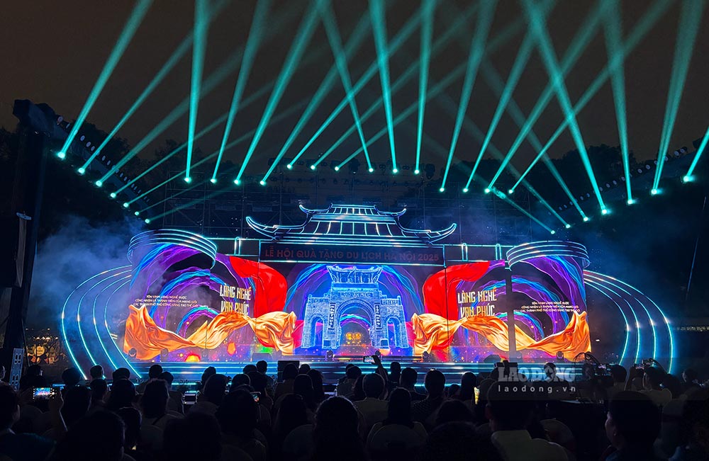 Le hoi khai mac an tuong voi man trinh dien anh sang cong nghe laser ket hop am nhac dan gian, duong dai, trinh dien mua bong…