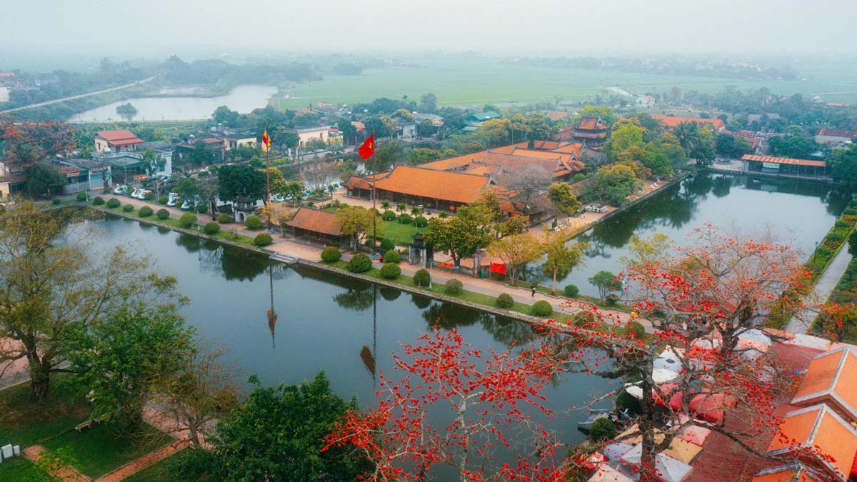 Hang hoa gao no do ruc, soi bong duoi ho nuoc o chua Keo