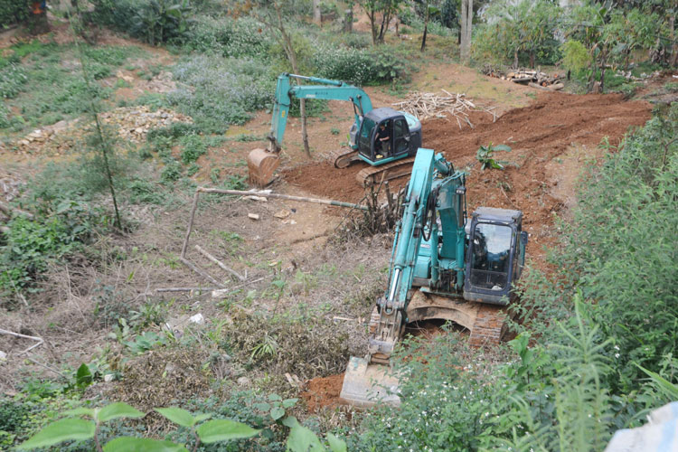 The embankment project in Pom Han ward, Lao Cai city will be completed in August 2025. Photo: Lan Huong