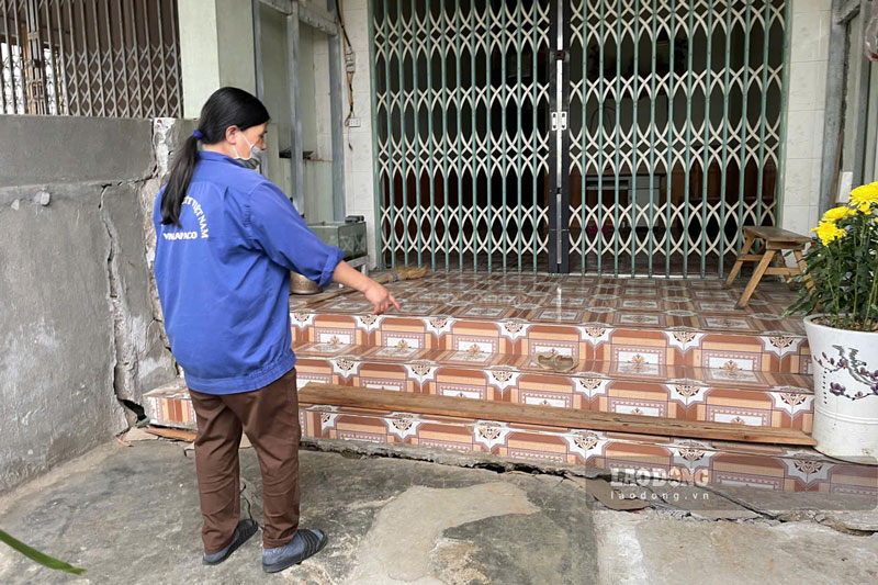 Duong xa sut lun, nha cua hu hong sau bao. Anh: Dinh Dai