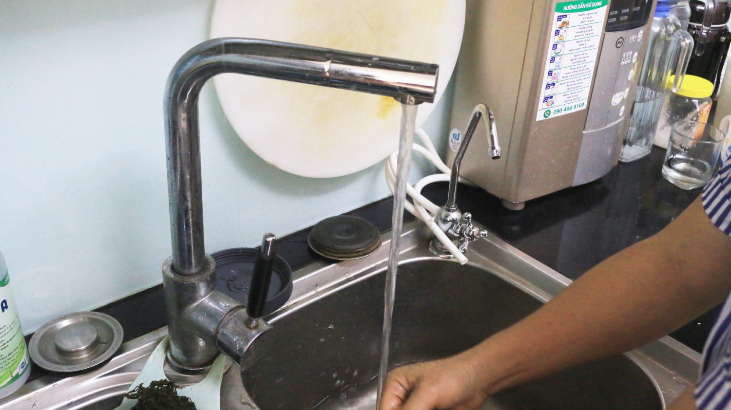 The press reported that 2,000 residents of Hanoi apartment buildings did not dare to use tap water because of the " foul smell". Illustrative photo: Khanh An