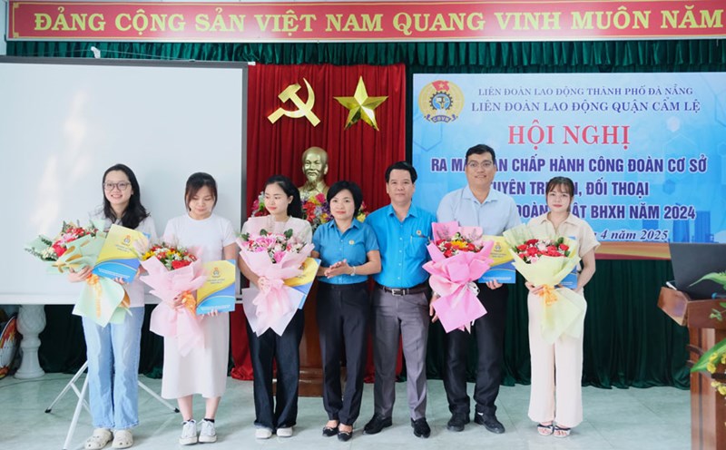 The Labor Federation of Cam Le District, Da Nang City established 3 new grassroots unions in the non-state sector. Photo: Tra Van