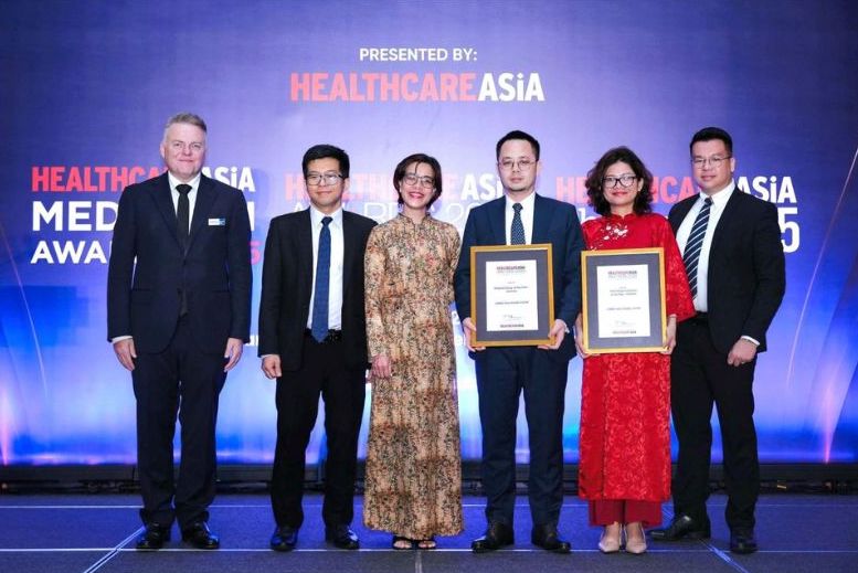 Dai dien Vinmec nhan giai thuong tai le trao giai Healthcare Asia Awards 2025.