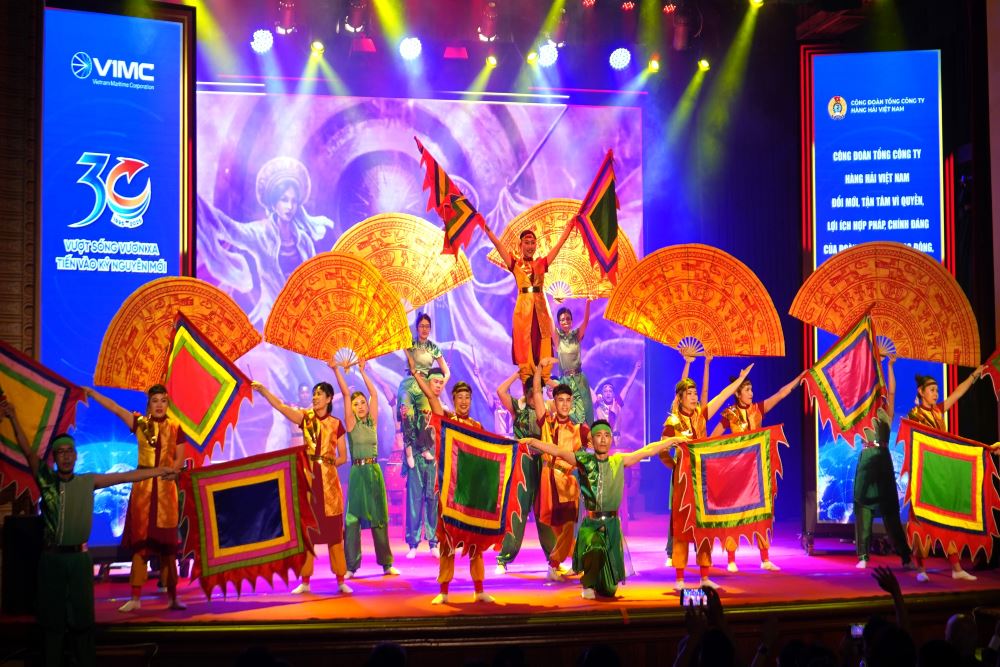 Los titulares en el Festival de Canciones de la Compañia de Transporte de Vietnam. Imagen de la mañana